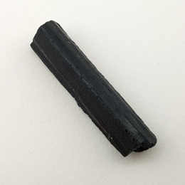Czarny turmalin surowy 27x7 mm nr 449