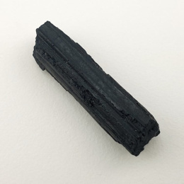 Czarny turmalin surowy 28x7 mm nr 413