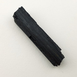 Czarny turmalin surowy 28x7 mm nr 496