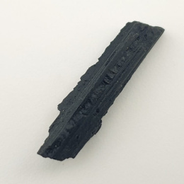Czarny turmalin surowy 29x9 mm nr 371