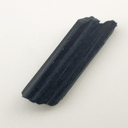 Czarny turmalin surowy 31x10 mm nr 379