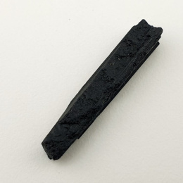Czarny turmalin surowy 31x6 mm nr 479