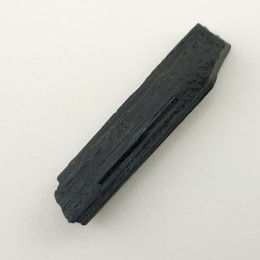Czarny turmalin surowy 32x7 mm nr 470