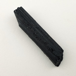Czarny turmalin surowy 32x7 mm nr 470