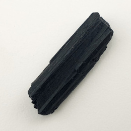 Czarny turmalin surowy 33x10 mm nr 349