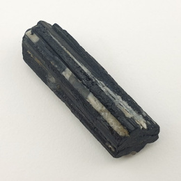 Czarny turmalin surowy 37x12 mm nr 325