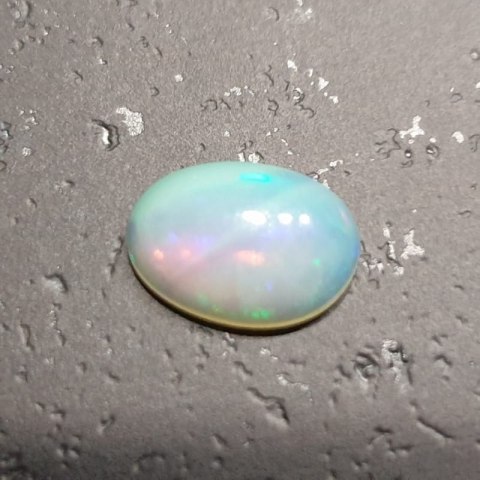 Opal z Etiopii kaboszon 10,43x7,46 mm nr 105