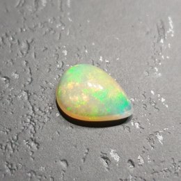 Opal z Etiopii kaboszon 10,47x7,57 mm nr 106