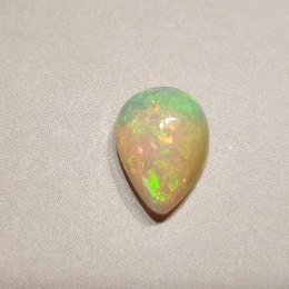 Opal z Etiopii kaboszon 10,47x7,57 mm nr 106