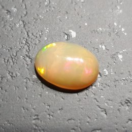 Opal z Etiopii kaboszon 11,15x8,05 mm nr 102