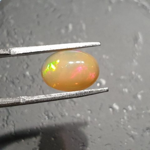 Opal z Etiopii kaboszon 11,15x8,05 mm nr 102