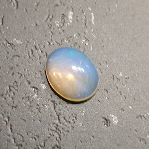 Opal z Etiopii kaboszon 8,87x7,03 mm nr 136