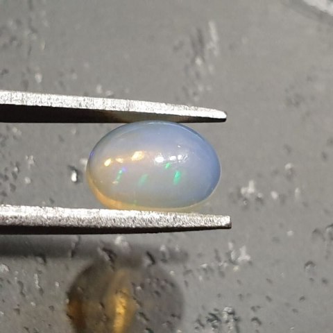 Opal z Etiopii kaboszon 8,87x7,03 mm nr 136