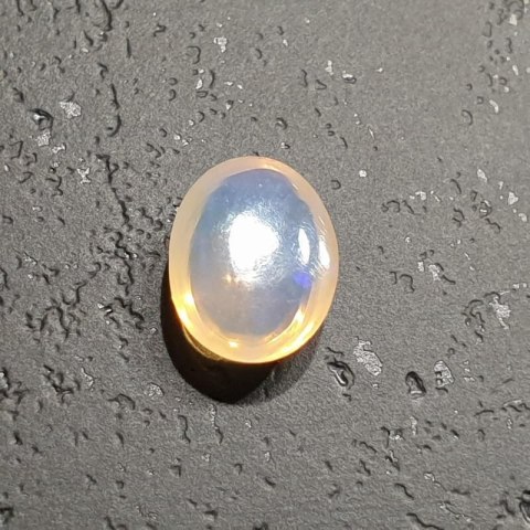 Opal z Etiopii kaboszon 8,87x7,03 mm nr 136