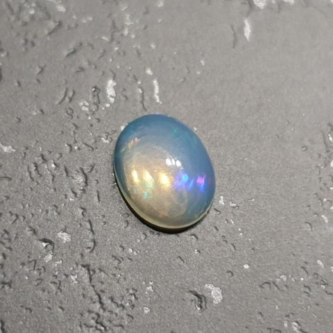 Opal z Etiopii kaboszon 8,90x6,81 mm nr 129