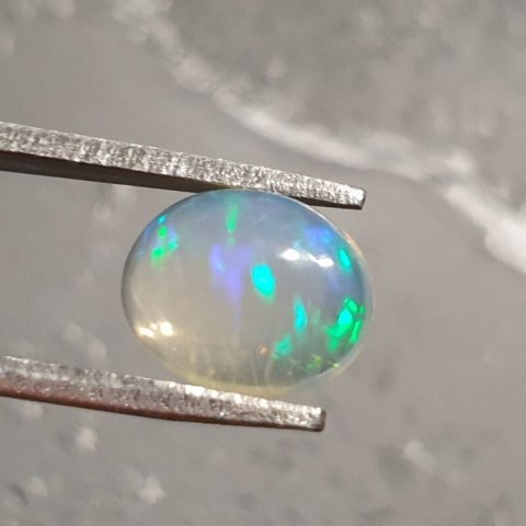 Opal z Etiopii kaboszon 9,07x6,98 mm nr 134