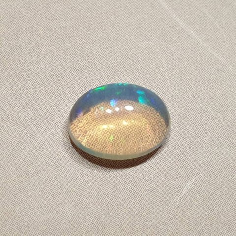 Opal z Etiopii kaboszon 9,07x6,98 mm nr 134