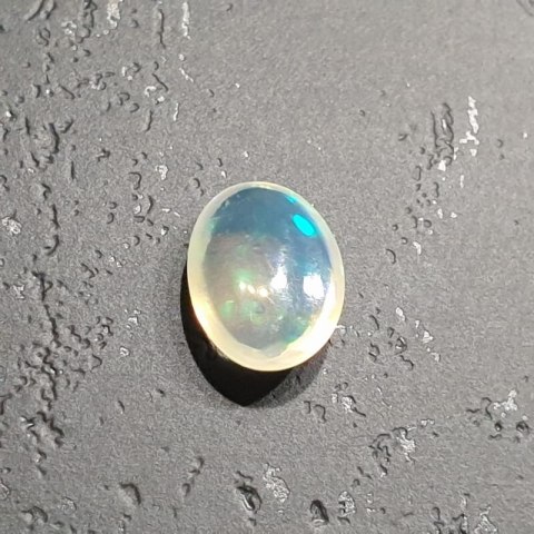 Opal z Etiopii kaboszon 9,07x6,98 mm nr 134