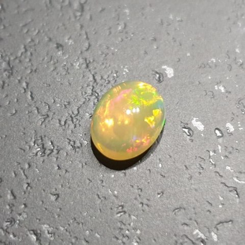Opal z Etiopii kaboszon 9,10x7,08 mm nr 109