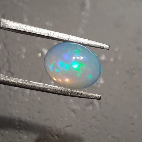 Opal z Etiopii kaboszon 9,17x7,21 mm nr 113