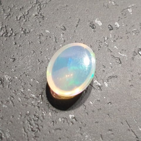 Opal z Etiopii kaboszon 9,17x7,21 mm nr 113