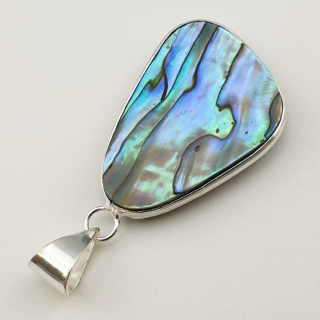 Paua abalone zawieszka 33x23 mm nr 211