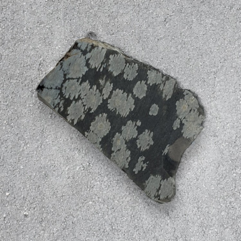 Obsydian śnieżny cięty surowy 34x20 mm nr 15 Obsydian śnieżny cięty surowy 34x20 mm nr 15